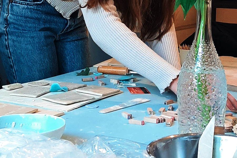Mädchen malt auf Porzellanplatten