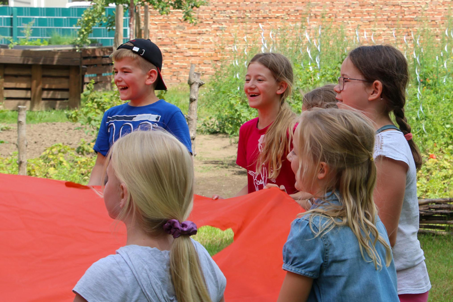 Kinder spielen im Freien