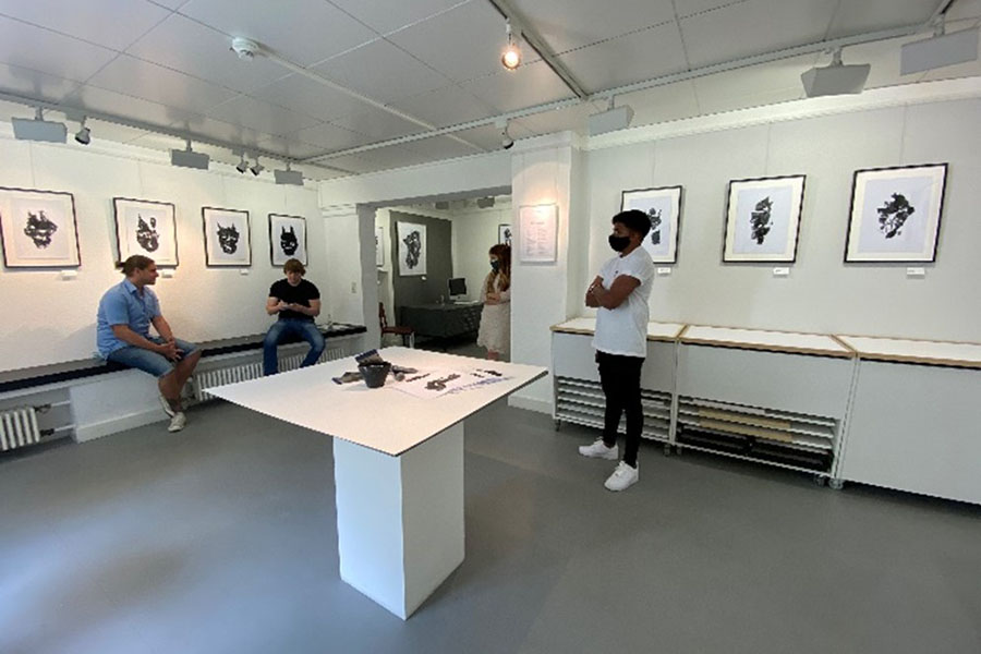Niksan Rajaratnam (r.), Markus von Frieling (l.) und zwei weitere Ehrenamtliche bei der bei der Vorbereitung der Ausstellung in der Artothek der LUDWIGGALERIE Schloss Oberhausen im Sommer 2020.